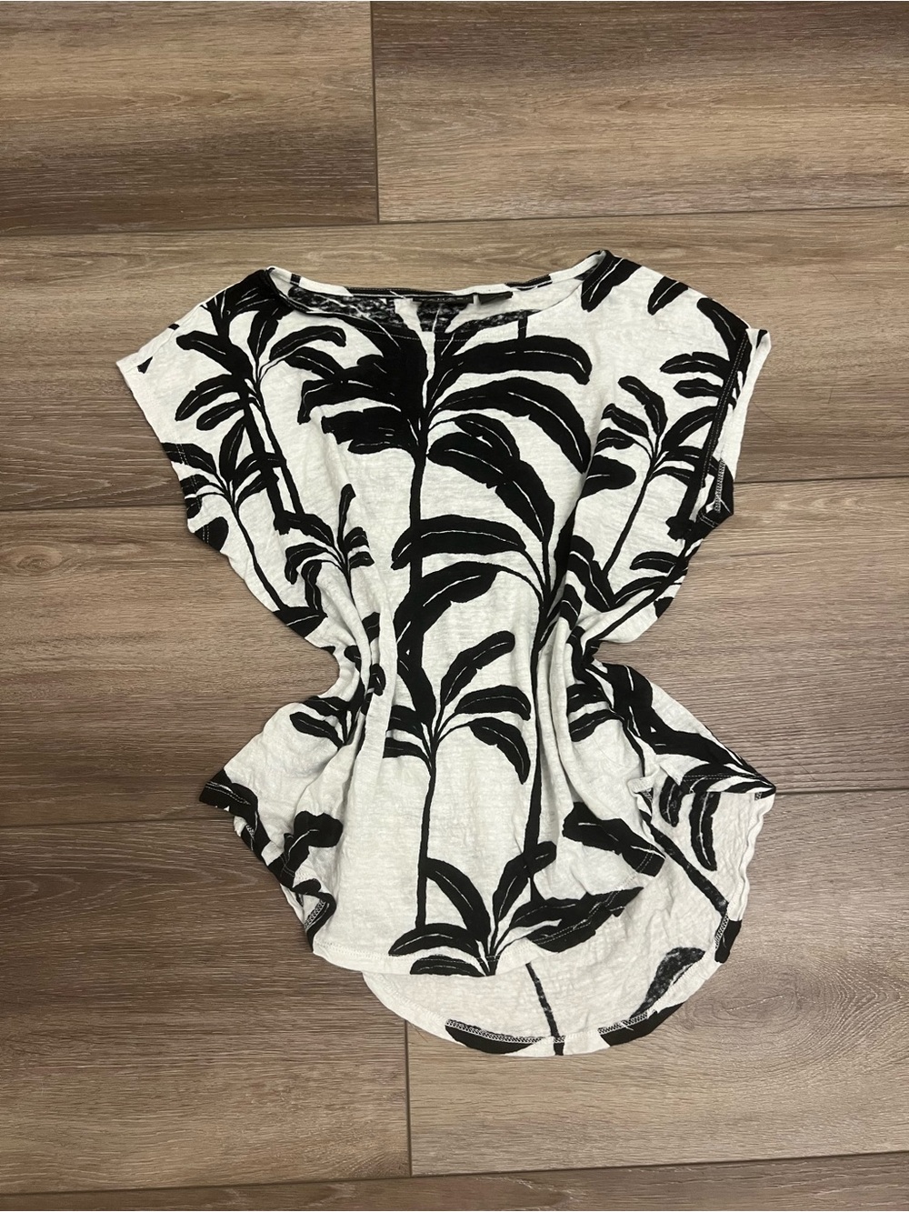 Tahari Black and White Tropical Leaf Short Sleeve Top
